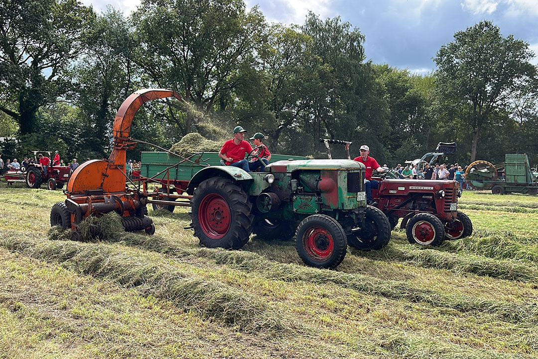 Tijdens de 27e editie van de Historische Feldtag in Nordhorn (D.) bewonderen liefhebbers van oldtimers de klassieke landbouwtechniek, zoals deze Deutz F3L514 met erachter een Fella-grashakselaar. Een McCormick D326 verzorgt de afvoer van het gehakselde product. - Foto's: Jacco van Erkelens