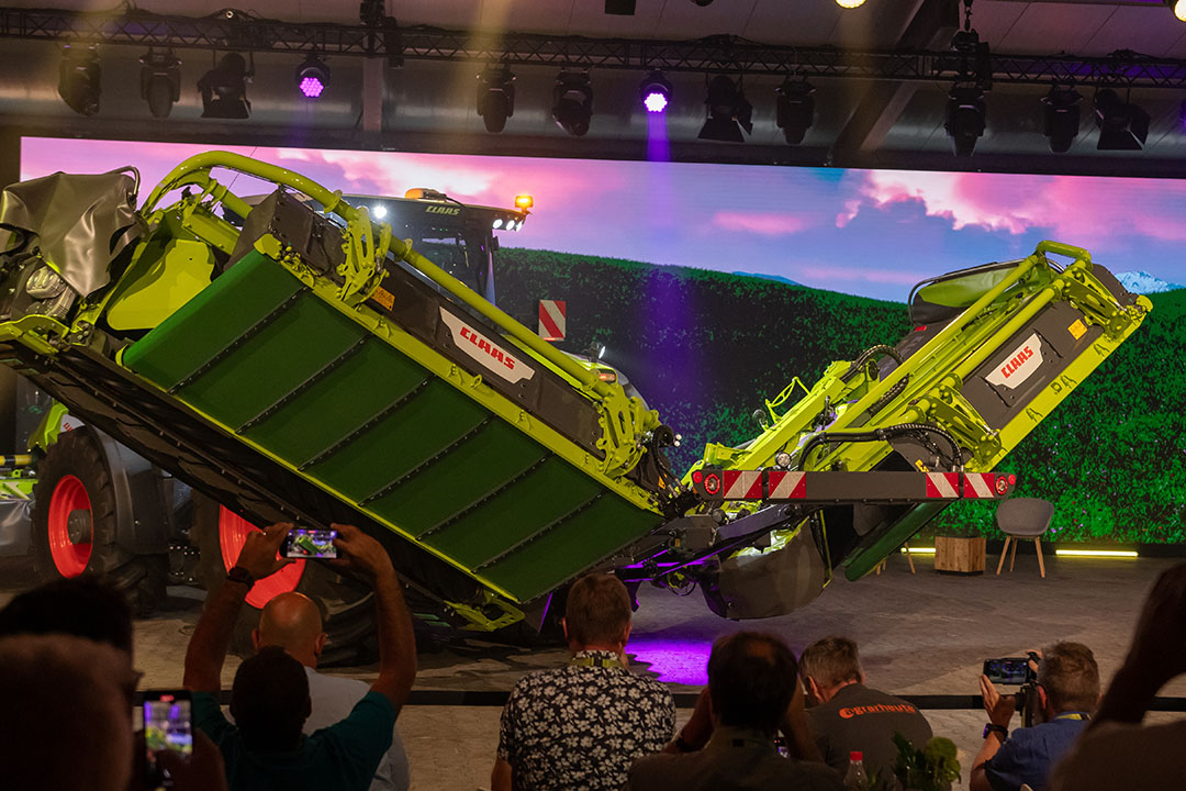 Claas introduceert zijn nieuwe Disco 9700-triplemaaier tijdens een persbijeenkomst. De maaier kan maximaal 9,5 meter breed maaien. - Foto's: Jacco van Erkelens