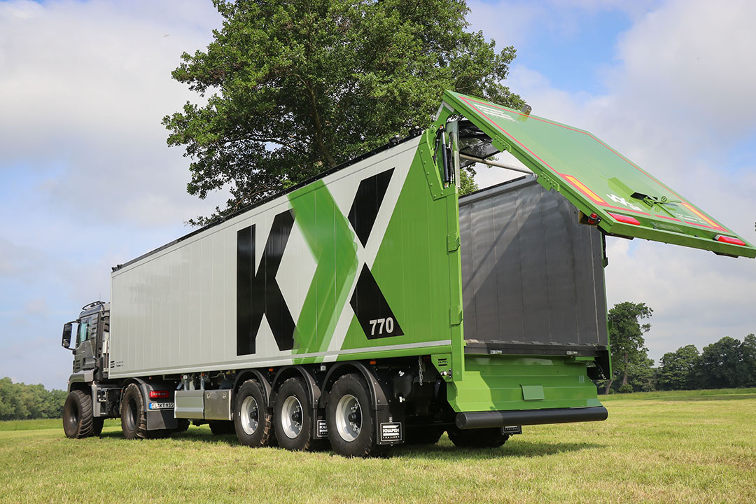 Knapen Trailers bouwt de KX-serie in deze grijs-groene Krone-kleurstelling. Wat betreft uitvoering is deze volledig gericht op de landbouw, met snellosfunctie, hydraulische achterklep met graanschuif en klapnetten.