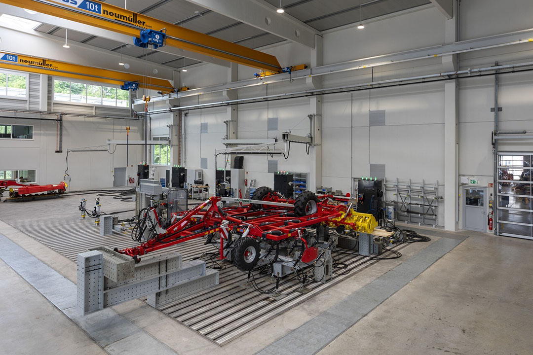 Test- en innovatiecentrum TIZ Landl Grieskirchen heeft speciaal voor het testen en ontwikkelen van landbouwmachines een derde hal met een oppervlakte van 1.800 m2 gebouwd. Hiervan maakt de Oostenrijkse machinefabrikant  Pöttinger - belangrijkste huurder van de TIZ 3- testhal - gebruik. - Foto's: Pöttinger