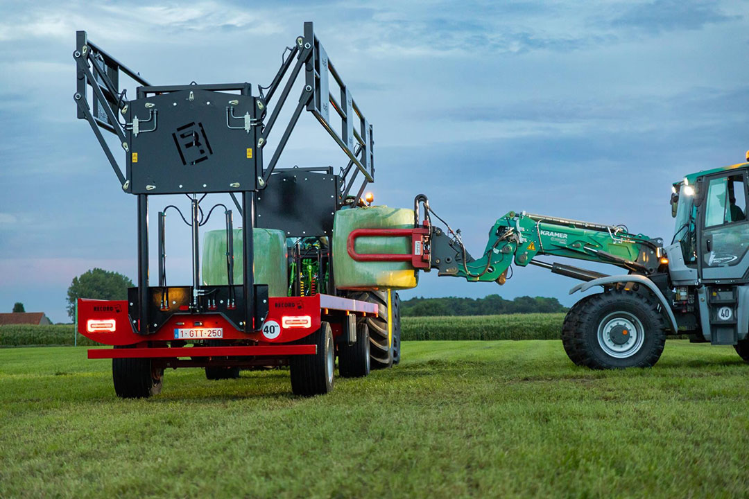 Record Trailers komt met een hefmast op het hydraulische balenklemsysteem. Daarmee zijn ook afwijkende ladingen goed te zekeren, aldus de fabrikant. - Foto's: Record Trailers