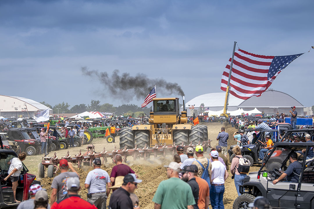 Gas er op! De Rite 750 van Randall Brothers Auctions steelt de show op de Half Century of Progress Show. Deze prairietrekker met zijn grommende tweetakt dieselmotor produceert flink wat zwarte rook. - Foto's: Mark Pasveer