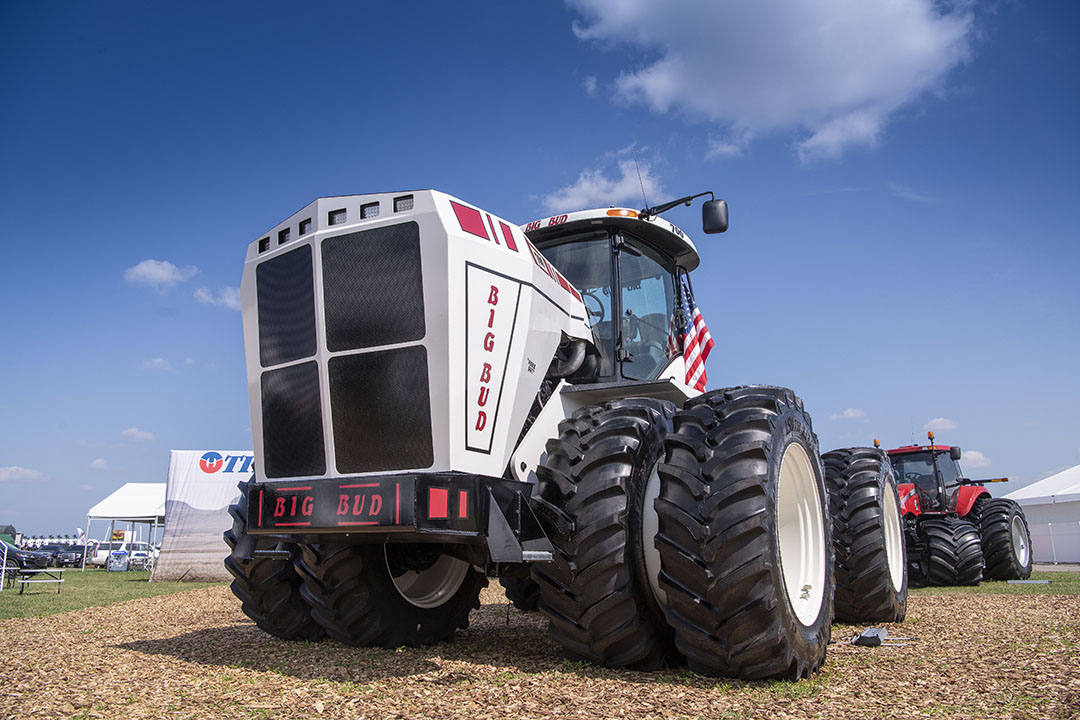 Te zien in vol ornaat op de Farm Progress Show in Illinois (VS): de Big Bud 700, de krachtpatser voor de onafhankelijke boer. De producent uit Havre in Montana is na 35 jaar terug op de markt met een trekker in de stijl zoals we die kennen uit de jaren 80. -  Foto's: Mark Pasveer