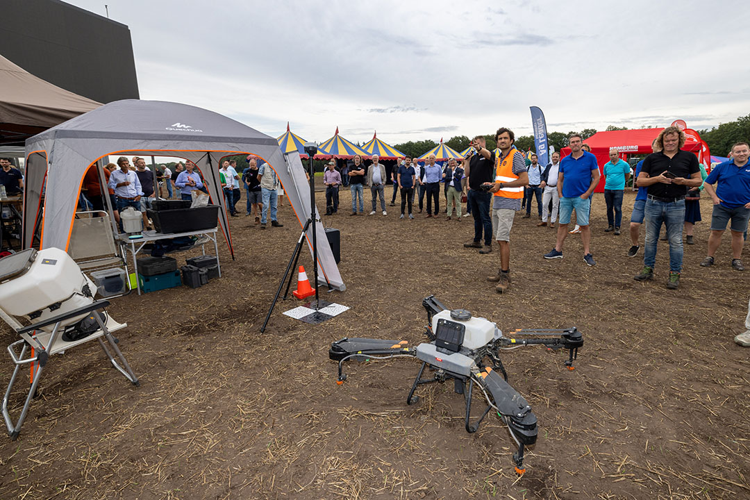 Links op de foto een strooier voor korrelvormige producten. De grootste Agriflight-drone kan tot 45 kilo vervoeren. Wettelijke beperkingen staan een toepassing in de praktijk nog in de weg.