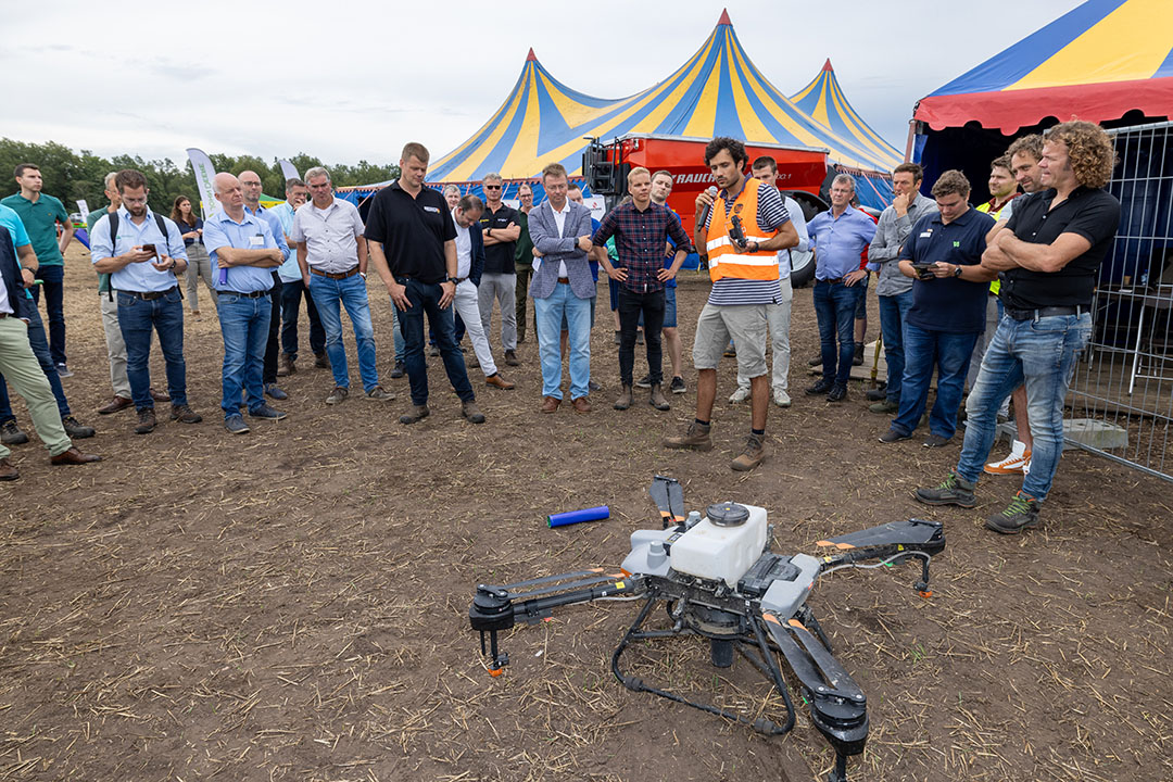 Arnoud Laurencin, ingenieur van het Belgische dronebedrijf Agriflight, demonstreert zijn drone met 40 litertank.