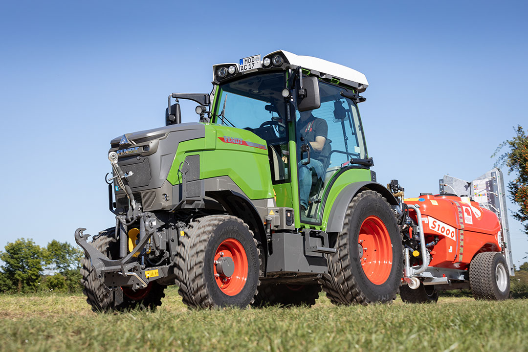 Fendt brengt in 2024 een elektrische trekker op de markt: de e100. Het gaat om een smalspoortrekker. In 2024 is het productieaantal nog beperkt,en is de trekker slechts beschikbaar in drie landen waaronder Nederland. In 2025 volgt de daadwerkelijke serieproductie. - Foto’s: Bob Karsten