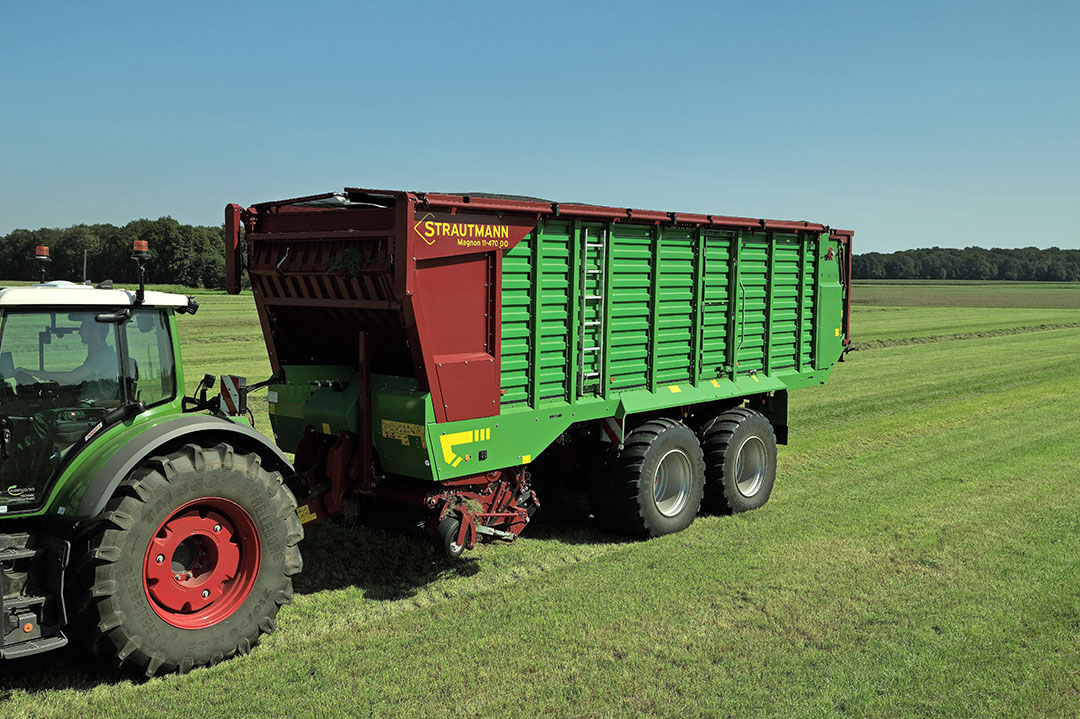 Strautmann toont op vakbeurs Agritechnica 2023 de nieuwe Magnon 11-opraapwagen. Die is grotendeels gelijk aan de huidige Magnon 10; verschil zit ‘m in de snijrotor (84 messen) en zwaardere aandrijflijn. - Foto’s: Strautmann