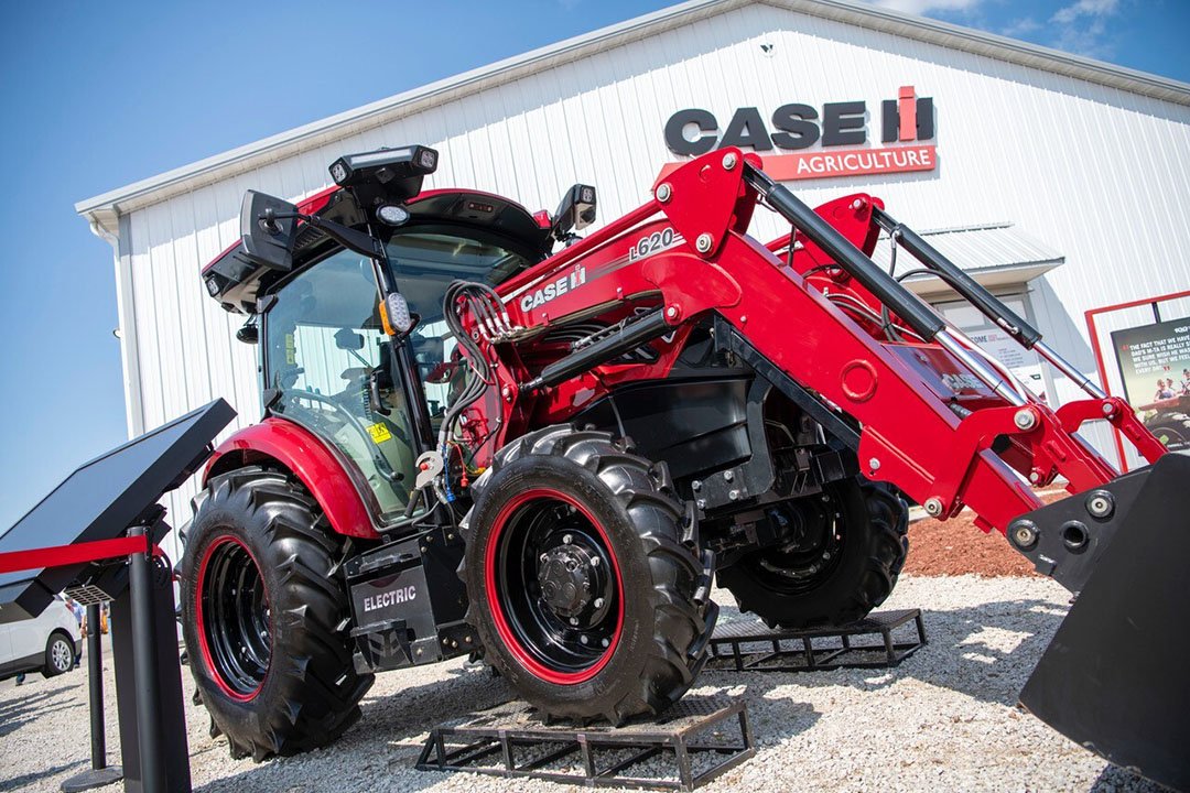 Machinefabrikant Case IH toont zijn geheel nieuwe elektrische trekker Farmall 75C Electric op de Farm Progress Show in Decatur in de Amerikaanse staat Illinois. - Foto's: Mark Pasveer