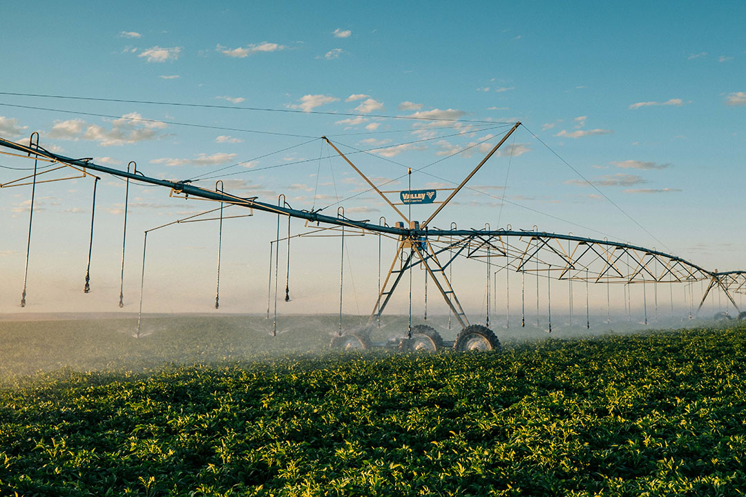 De APH group uit Heerenveen sluit internationale dealerovereenkomst met het Amerikaanse Valley Irrigation. Dit met als doel om in Centraal- en Oost Europa en Azië beregeningsinstallaties te verkopen. - Foto: Valley Irrigation