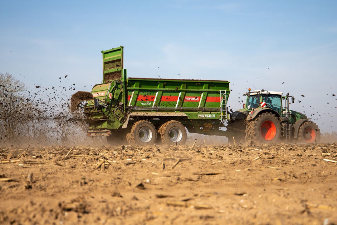 Bergmann biedt Speed-Control vanaf 2024 aan op nagenoeg alle stalmeststrooiers, van de kleine diepbedstrooiers met drie weegcellen tot de grote drieassers met 10 weegcellen. - Foto: Bergmann