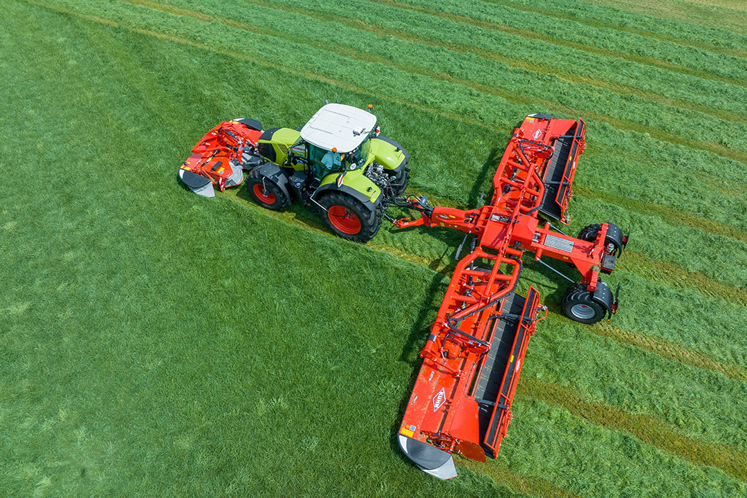 Inmiddels draaien de eerste ruim 13 meter brede triplemaaiers Kuhn FC 13460 RA in Nederland. Is de Kuhn FC 13460 RA-maaier met zijn grote capaciteit een concurrent voor de zelfrijdende maaier? Een impressie. - Foto: Michel Velderman