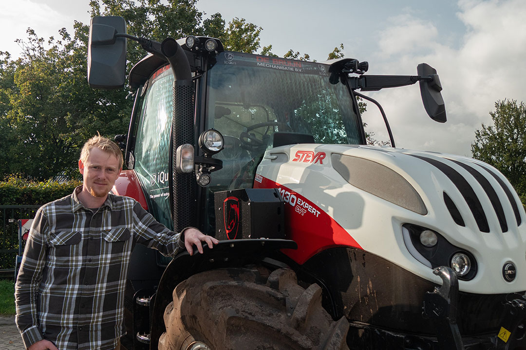 Akkerbouwer Gert Sterenborg in Onstwedde (Gr.) is een van de acht boeren en tuinders die de onbemande autonome Steyr-trekker uitgerust met systeem iQuus Autonomy test op zijn bedrijf.  “Onbemande autonome trekkers en robots komen er gewoon aan. Daarop moeten werktuigfabrikanten voorbereid zijn.”- Foto: Galama Media