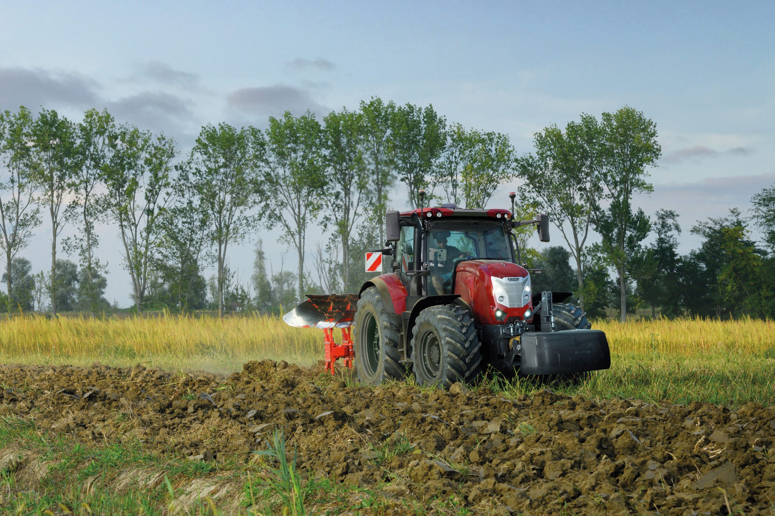 McCormick presenteert op vakbeurs Agritechnica een nieuwe cabine voor de grote trekkerseries X7.6 en X8. Op de foto zie je een X7.624. Opvallend is het licht getinte glas, dat is zonwerend. - Foto’s: Argo Tractors
