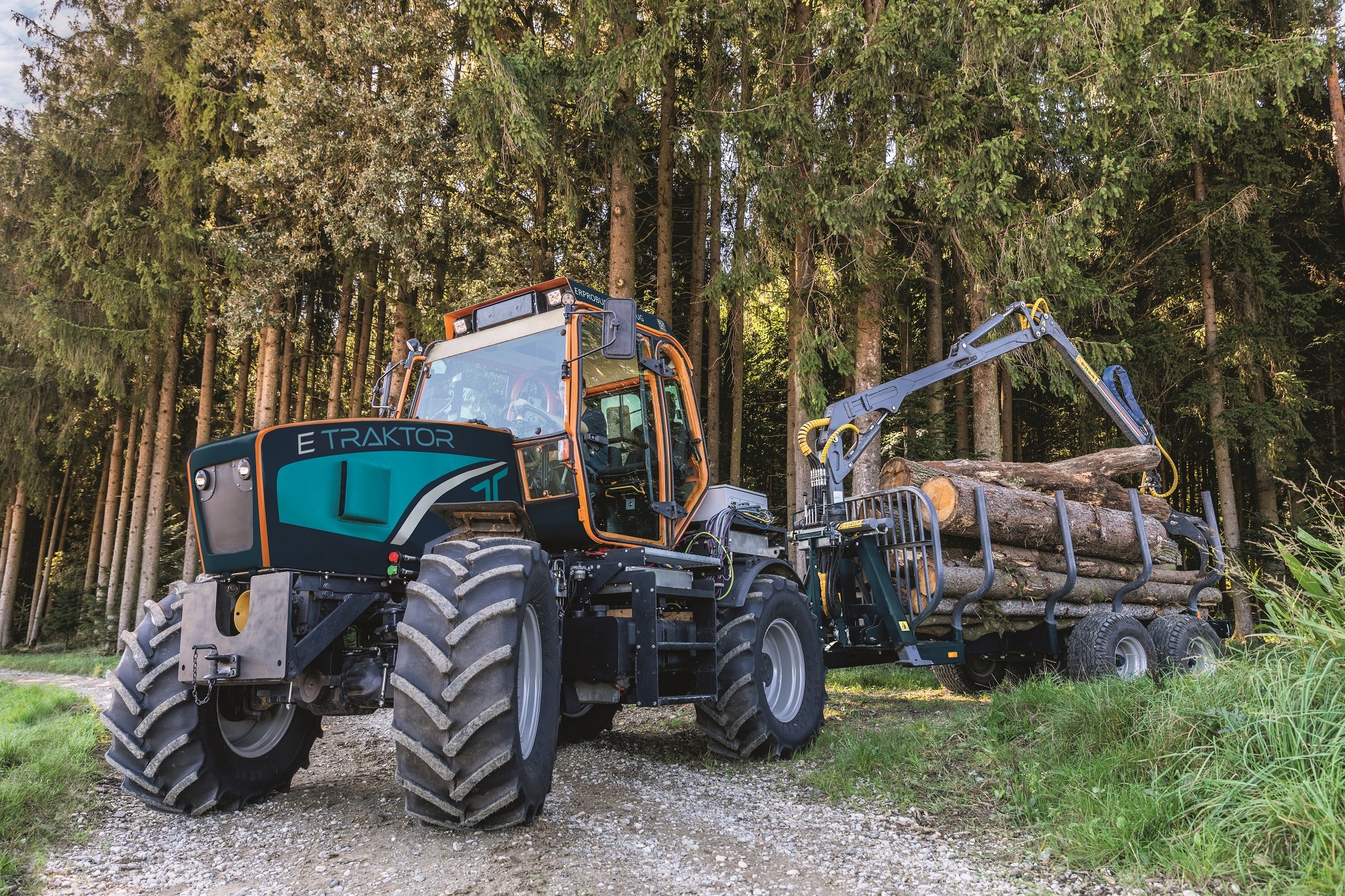 De elektrische trekker van start-up Tadus werkt met een lithium-ion accu met een capaciteit van 130 kWh. Nominaal levert de trekker 110 pk en kan pieken tot 160 pk. - Foto's: Tadus