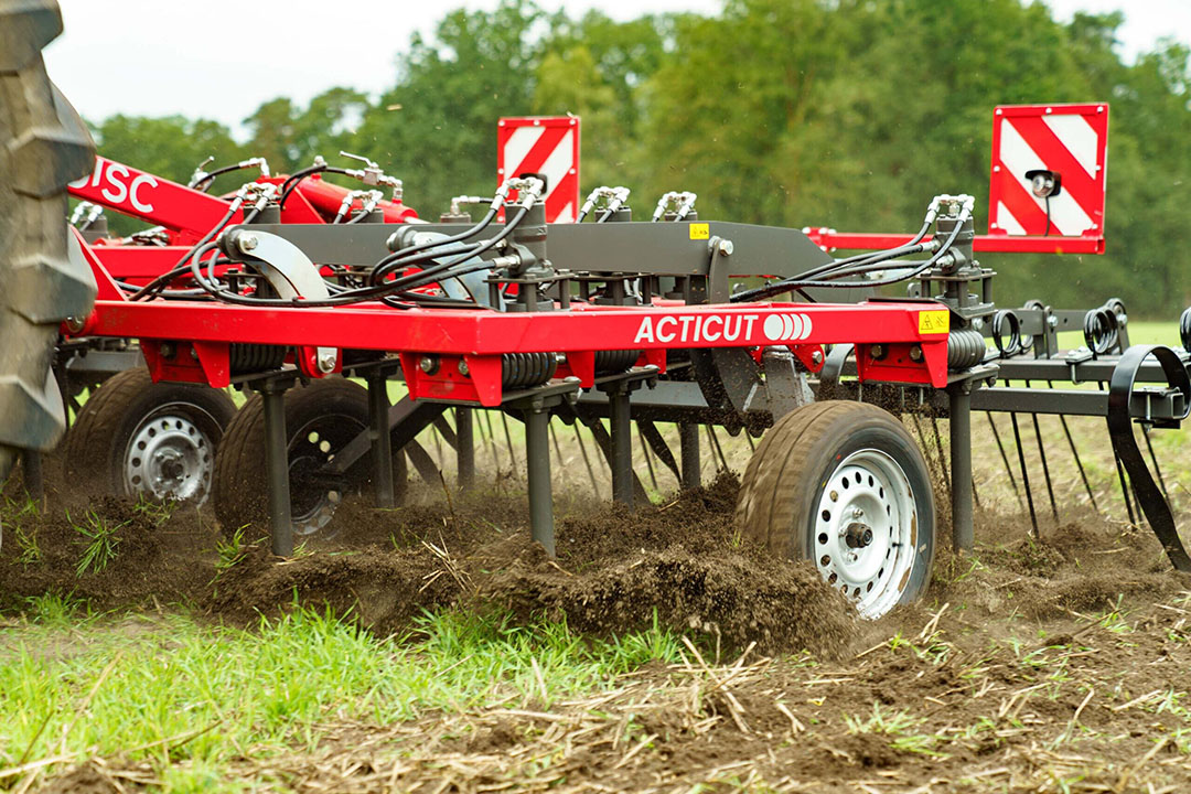 In plaats van dat het onkruid wordt losgescheurd met loskomende kluiten, snijdt de 4Disc ActiCut-cultivator met aangedreven schijven het onkruid bij de wortel af. Zo is de kans kleiner dat onkruiden opnieuw gaan groeien.- Foto's: Andre Schebaum