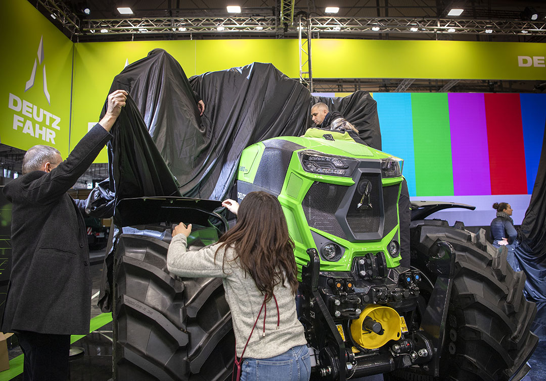 Medewerkers van Same Deutz-Fahr trekken een zwart doek over het trekkernieuws van Deutz-Fahr. Het gaat om nieuwe zescilindermodellen uit de 6-serie. Op zondag 12 november worden de trekkers officieel gepresenteerd en wordt het doek eraf getrokken. - Foto’s: Mark Pasveer