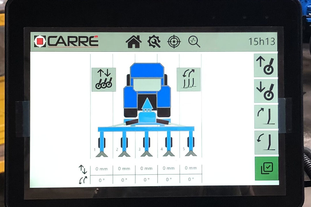 In 2024 brengt de Franse machinefabrikant Carré de Kline-schoffel op de markt met elektrische hoek- en diepte-instelling. Deze wordt aangestuurd vanaf de bedieningsterminal in de trekker. - Foto's: Carré
