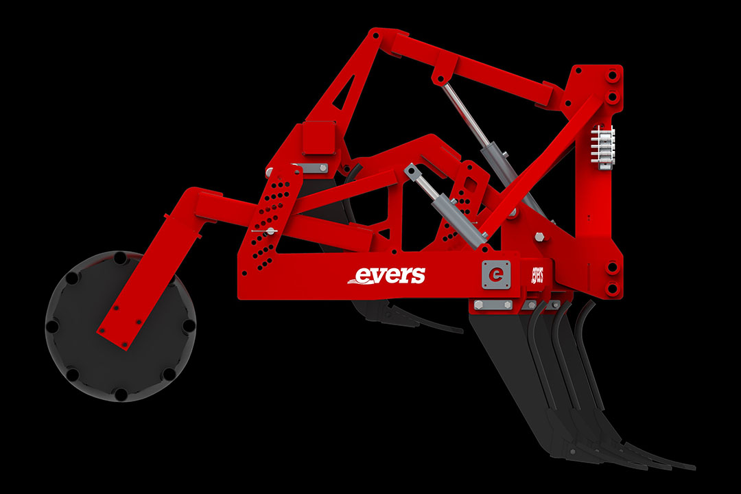 Evers Agro heeft zijn Forest deelbare cultivator uitgerust met de functie Vario Compaction Control. Met deze functie hef je slipafhankelijk of trekkrachtafhankelijk automatisch met Isobus aansturing de tweede rij woelertanden traploos uit. - Afbeeldingen: Evers Agro