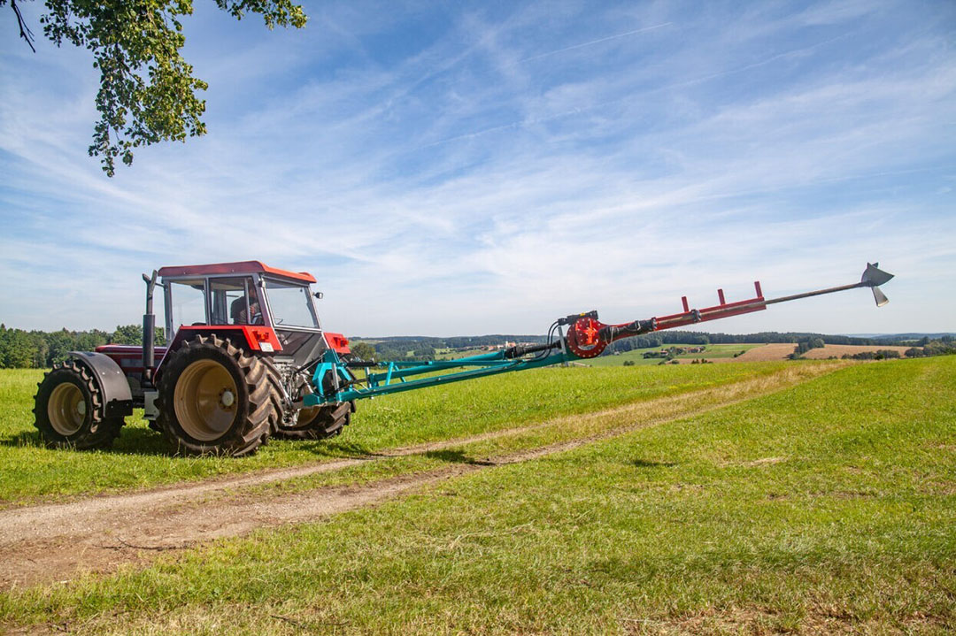 Mestmixer TurboJock 3500x2 van Fliegl past achter de trekker en is in verschillende posities te zetten vanuit de trekkercabine. Zo heeft de mestmixer een groot bereik. - Foto: Fliegl