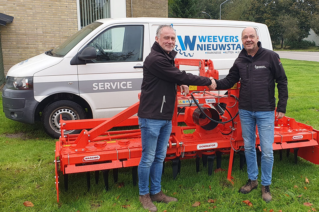 Weevers Nieuwstad heeft het exclusieve dealerschap verkregen van het merk Maschio Gaspardo voor de provincie Flevoland. Henk Hoogeboom (links), sales manager van Maschio Gaspardo, en Dries Schra, verkoper van Weevers Nieuwstad, schudden elkaar de hand. - Foto: Weevers Nieuwstad