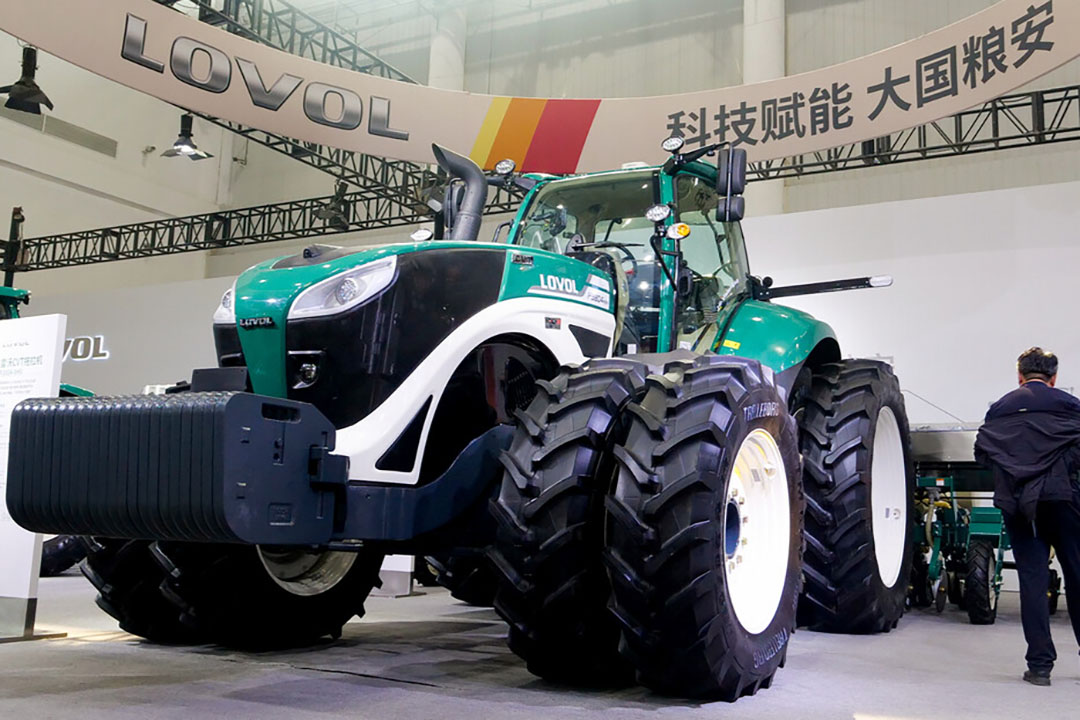 Trekkerfabrikant Lovol toont op een Chinese landbouwbeurs een nieuwe grote P3804-8HV-trekker met traploze transmissie. - Foto: PEdaily.cn