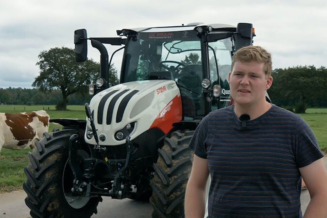 Tom te Veldhuis, medewerker van Agro-innovatiecentrum de Marke in Hengelo (Gld.). heeft de onbemande autonome Steyr-trekker met systeem iQuus Autonomy getest. "Hoe meer werk die trekker op één perceel kan doen, hoe praktischer het is voor de veehouder." - Foto: Theo Galama