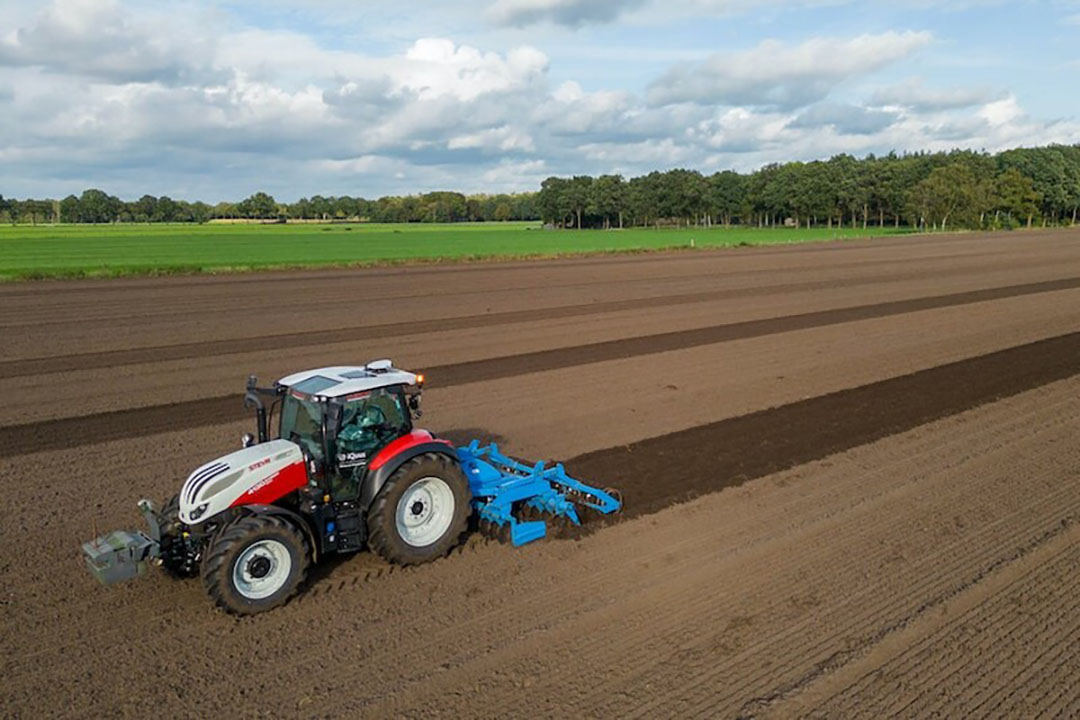 Zodra de teelt en mechanisatie specialistisch worden, lopen ze er bij Huetink Bloembollen in Lemelerveld (Ov.) warm voor. Sjaak Huetink is geïnteresseerd in automatisering en autonomie, maar liep toch niet meteen warm voor het testen van een onbemande autonome trekker op zijn bedrijf. - Foto's en video: Koos Groenewold