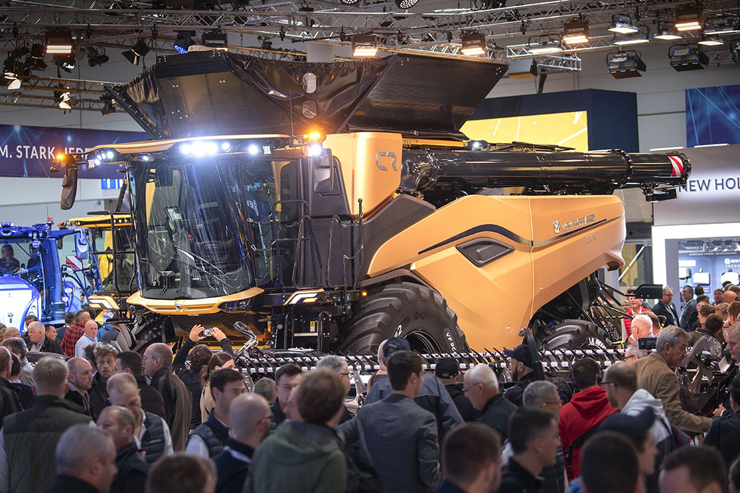 New Holland onthult op vakbeurs Agritechnica 2023 in Hannover zijn CR11-maaidorser. - Foto: Mark Pasveer