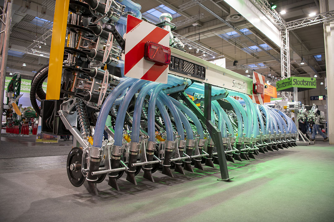 Machinefabrikant Slootsmid brengt een nieuwe serie graslandbemesters onder de naam Major op de markt. Deze Major-graslandbemesters beschikken over een gecoat robuust frame dat lichter is dan dat van andere series. - Foto: Mark Pasveer