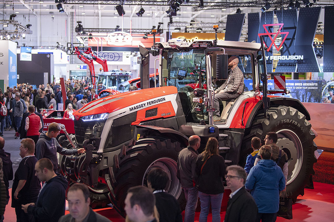 Op de eerste dag van de Agritechnica, ’s ochtends om 8.30 uur, werd deze trekker aan het grote publiek onthult: de Massey Ferguson 9S. De proefrit en alle details mocht de redactie van Trekker al in een vroeg stadium ervaren dankzij het lidmaatschap in de jury van Tractor Of The Year. - Foto's: Mark Pasveer