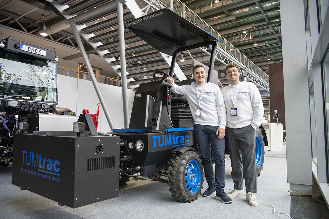 De TUMtrac is een onderzoeksproject van een team van acht onderzoekers aan de technische universiteit in München.  Op de foto staan twee van de acht teamleden: Adrian Dörfer (links) en Lucien Müller.