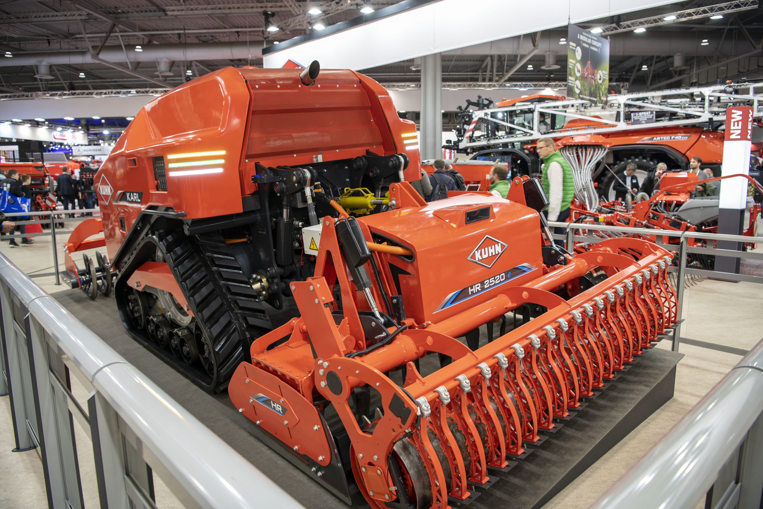 De Franse machinefabrikant Kuhn werkt achter de schermen al langer aan Karl, nu is de autonome robotrekker dan eindelijk te zien op vakbeurs Agritechnica in Hannover (D.). Aan zowel de voor- als achterzijde is Karl voorzien van een hefinrichting. – Foto’s: Mark Pasveer