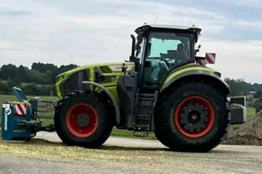 Het Italiaanse Tractorum.it deelt deze foto. Dit lijkt een prototypetrekker uit de Axion 900-serie. - Foto: Tractorum.it