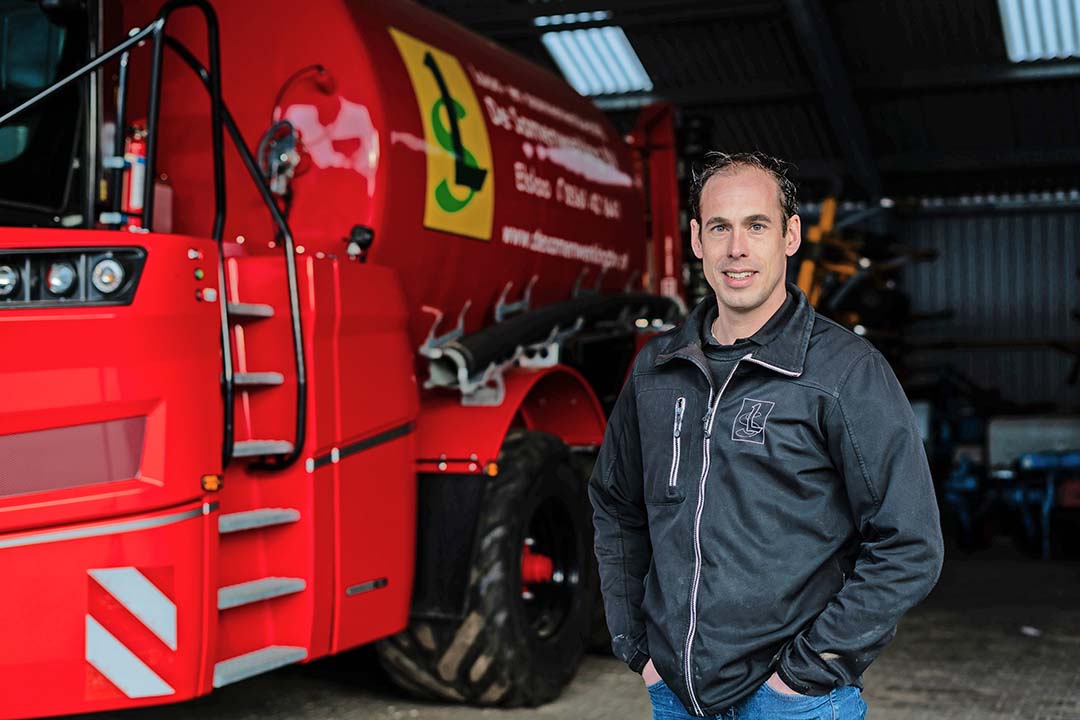 Marcel Betten (39) is bedrijfsleider van loonbedrijf De Samenwerking in Elsloo (Fr.) Het werkgebied van het bedrijf omvat een straal van 25 kilometer in Zuidoost-Friesland. Het loonbedrijf heeft 39 werknemers en verricht 55% agrarisch loonwerk. - Foto: Andrea van Schaik