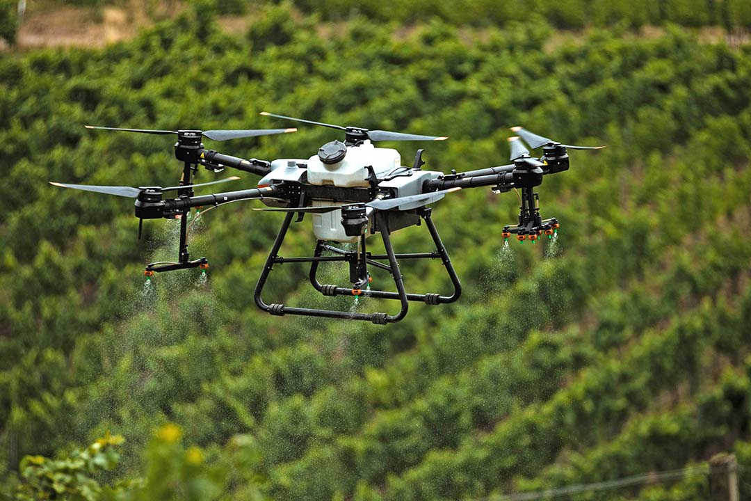 Wijndomeinen Heitlinger en Burg Ravensburg in Duitsland gebruiken een drone voor de bespuitingen om de wijnstokken en druiven te beschermen. - Foto: Heitlinger and Burg Ravensburg