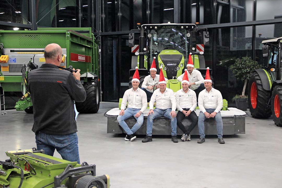 Elk jaar stuurt Stichting Tractorpulling Loerbeek een kerstkaart naar de sponsoren, als dank voor hun bijdrage. Een mooi moment om de hoofdsponsor nog een keer in beeld te brengen. - Foto: Ruben Fortuin