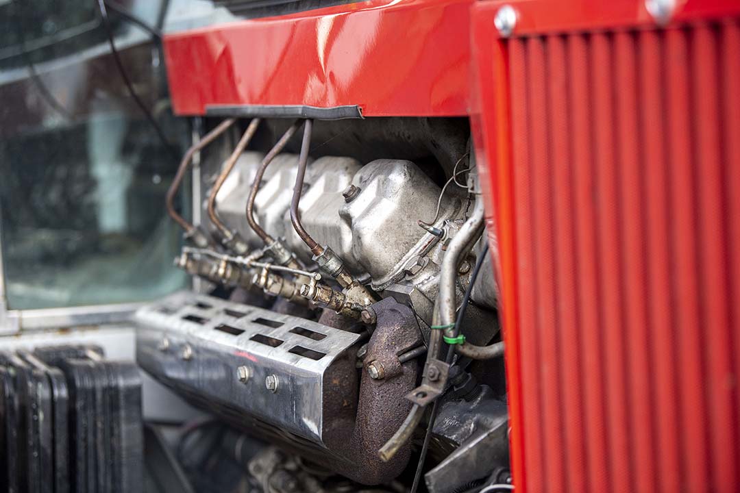 De motor van de Massey Ferguson 2745 is een Perkins V8. Feitelijk is dit de motor van zijn voorganger, de Massey Ferguson 1155, en origineel zonder turbo.