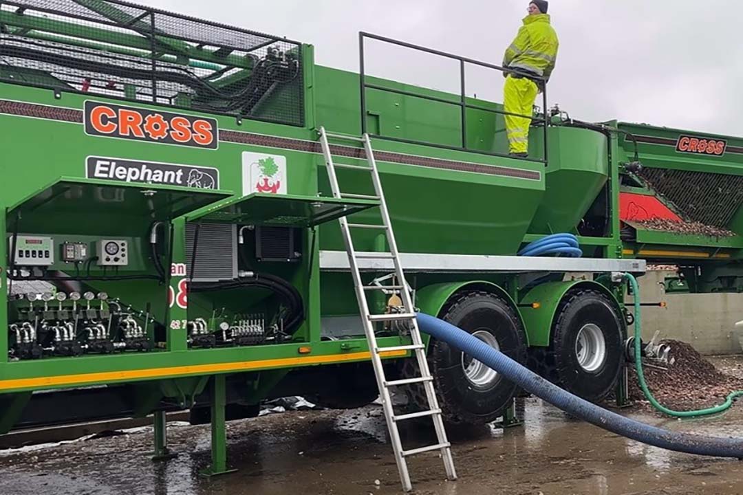 Bietensnijder Elephant Beet Washer aan het werk. - Still uit video