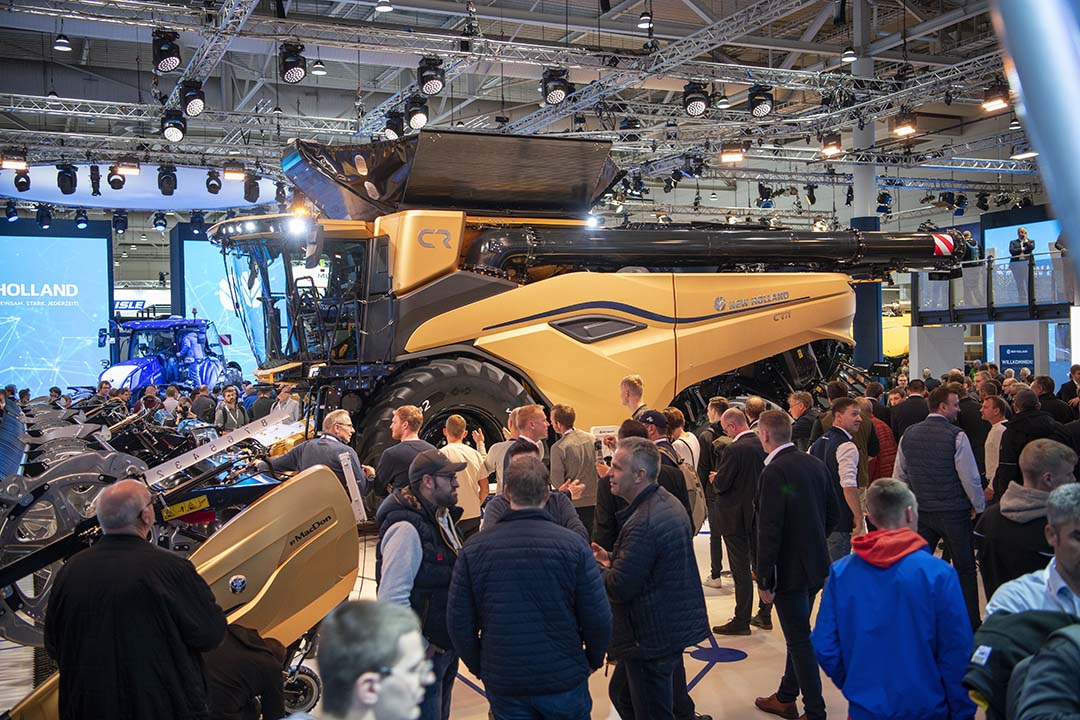 De focus van  machinefabrikant CNH Industrial ligt de komende jaren op het doorontwikkelen en produceren van New Holland-maaidorsers in de fabriek in Zedelgem (B.). De New Holland-maaidorser CR11 werd voor het eerst aan het publiek getoond op vakbeurs Agritechnica 2023 in Hannover (D.). - Foto: Mark Pasveer