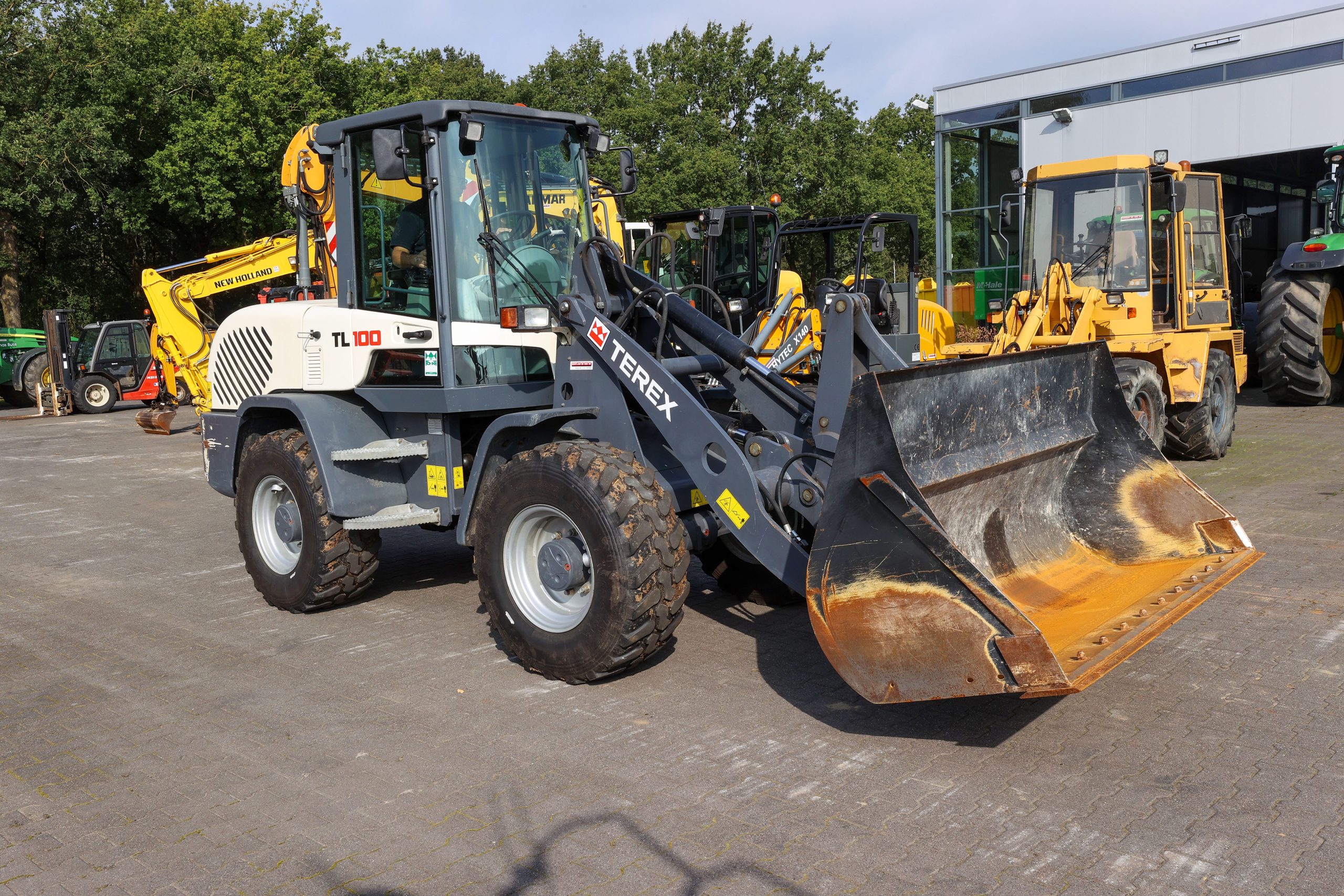 Populair model in de landbouw: Terex TL100. Gewicht: 5.700 kg. Bouwjaar: 2014. Draaiuren: 6.550. Te koop voor €32.500 bij Geert Jan de Kok in Esbeek.