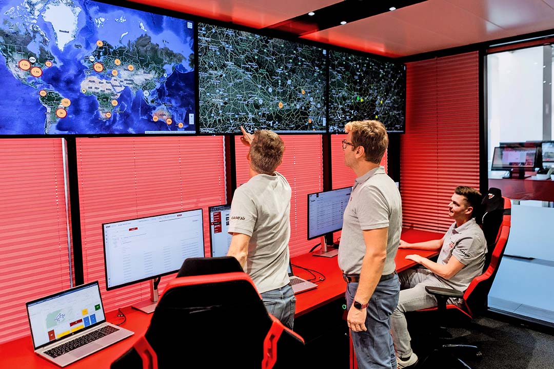 In een Connect Room staan op computerschermen de planning van de werkplaats, een Google Maps-kaart met stipjes waar de trekkers op dat moment staan of rijden, en servicemeldingen. - Foto: CNHi