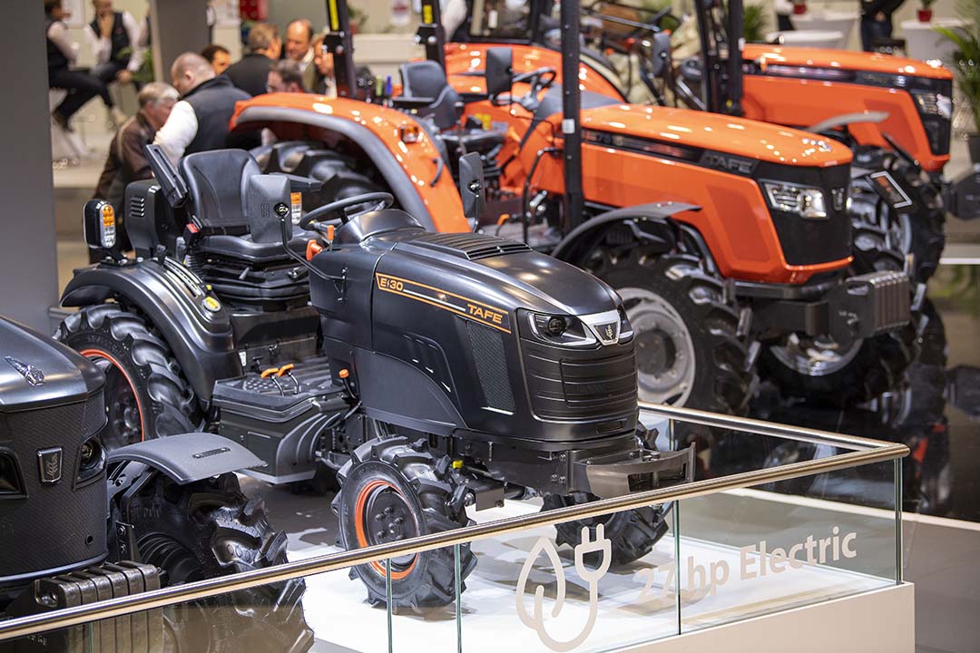 Tafe bouwt trekkers tot 100 pk. De fabrikant is bekend van oranje gekleurde trekkers. Op de Agritechnica stond (in het zwart) een prototype van een elektrische trekker. Foto: Mark Pasveer.