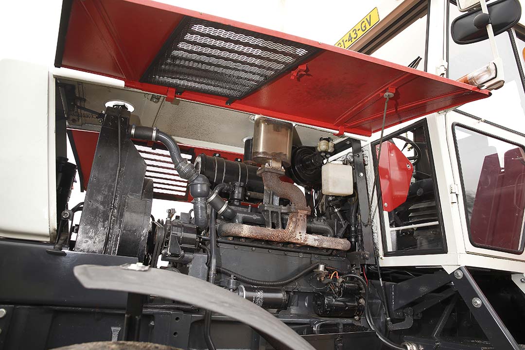 Het kloppend hart: de zescilindermotor van het fabricaat Steyr. Kenmerkend is het zware, gegoten onderblok dat meteen als chassis dient.
