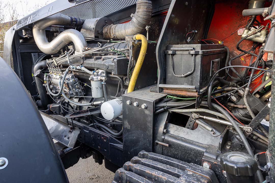 Onder de kap van de Agrisport Valtra staat een Holset HX55-turbo, netjes afgeschermd. Erachter, onder de accu, zit de Ford Dual Power in de voormalige dieseltank, die de motor met de versnellingsbak verbindt.