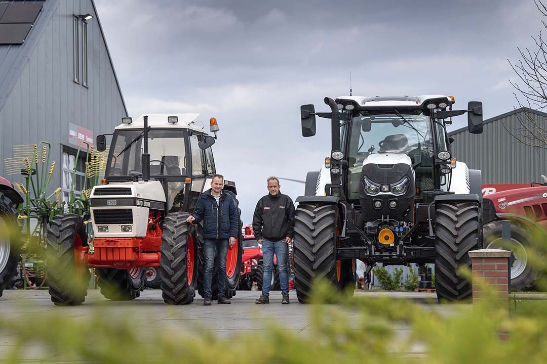 LMB Oosterhof vierde onlangs zijn 50-jarig jubileum. De eigenaren Erwin (rechts) en Eiko Oosterhof groeiden op tussen de David Brown-trekkers. Reden voor hen om dit merk tijdens het 50-jarig jubileum onder de aandacht te brengen. - Foto's: Mark Pasveer