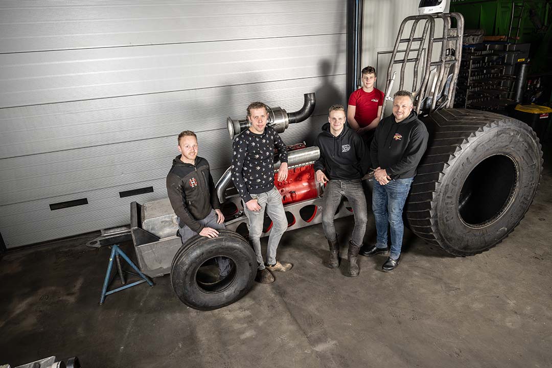 De leden van tractorpullingteam Steel 2 Steal met v.l.n.r. Henry Compagner, Roelof Russcher, Kars Bouwman, Aron Bouwman en Henk Bouwman.