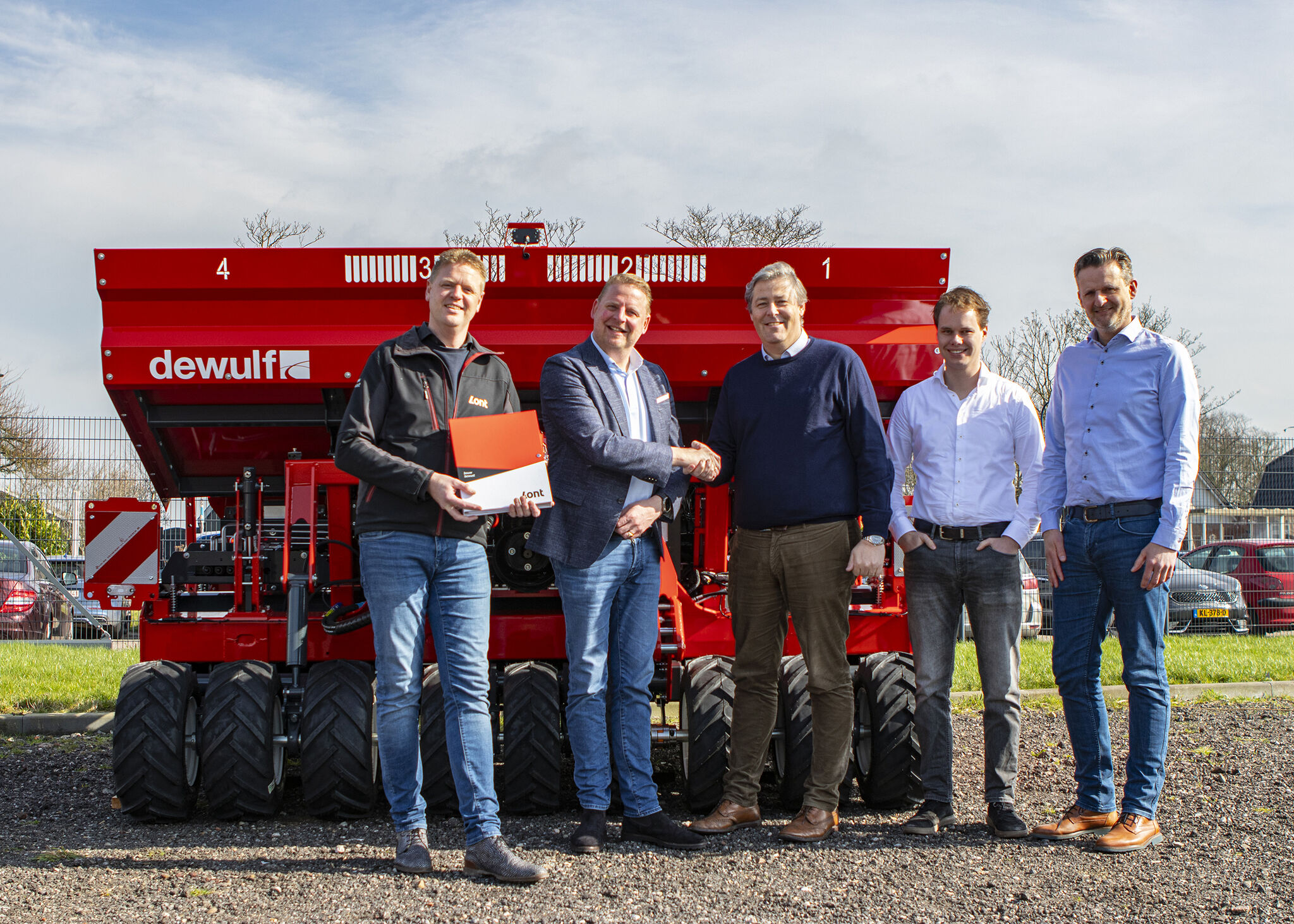 Vorige week tekenden Dewulf en de aannemer voor de start van de bouw van de nieuwe fabriekshal in Winsum. In het najaar 2024 gaat de bouw van start. Foto: Dewulf.