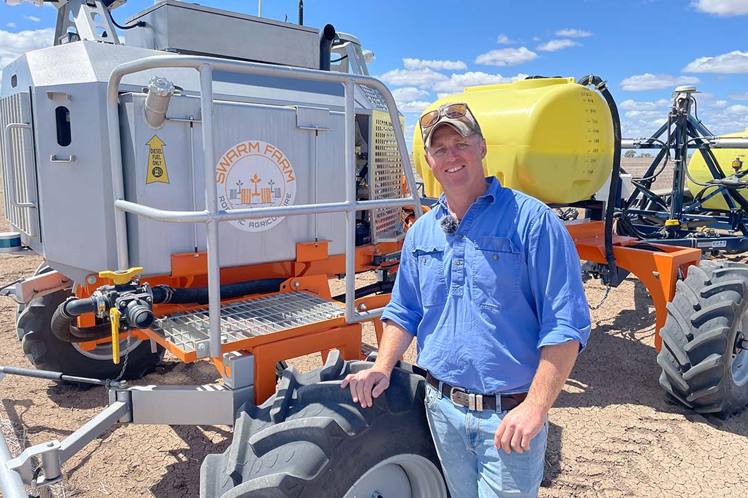 Scott Wilson, eigenaar van Maneroo Farms in Walgett in deelstaat New South Wales, kocht in mei 2023 veldrobot SwarmBot van robotfabrikant SwarmFarm.