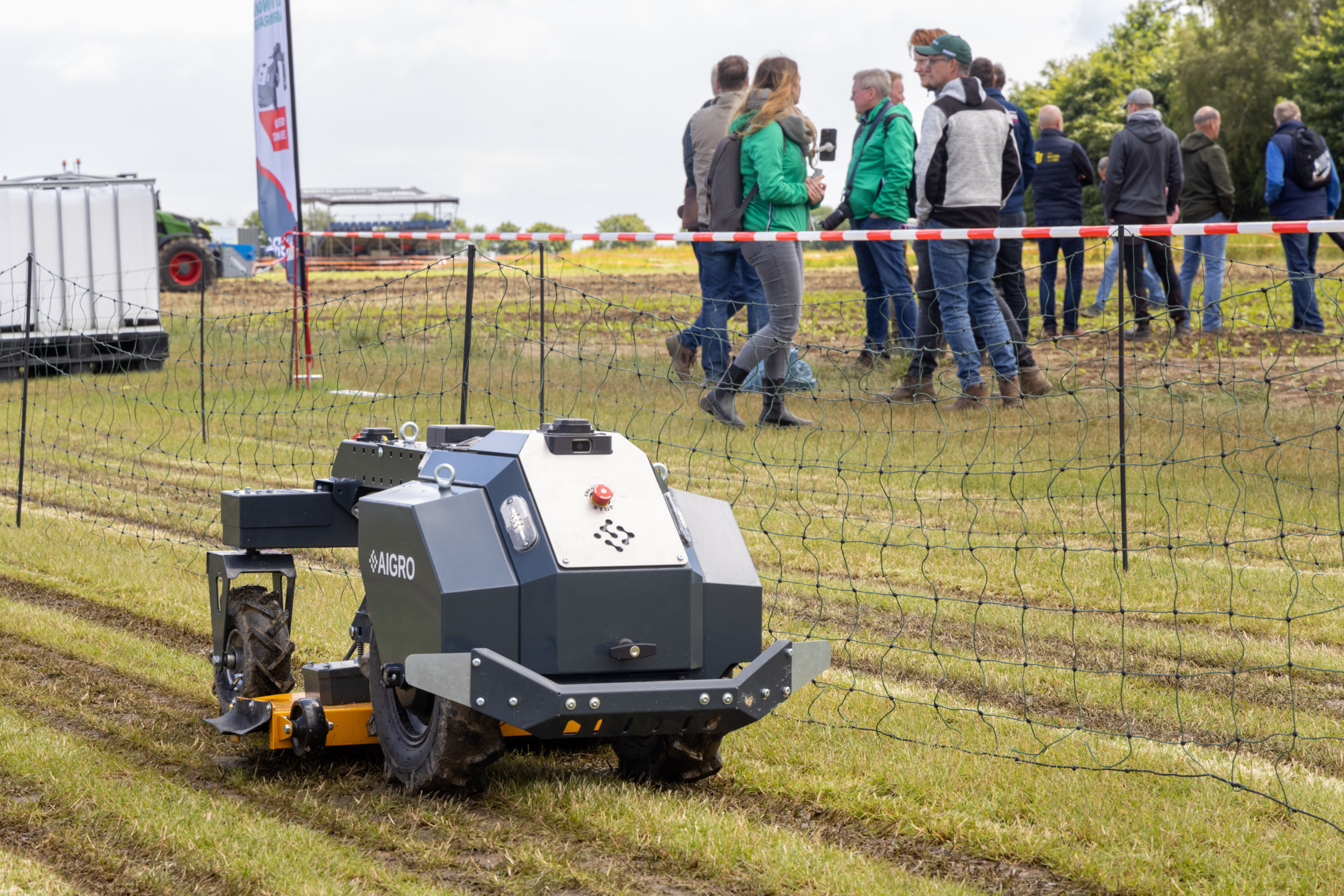 Een nieuw onderdeel van de DLG Feldtage is het FarmRobotix-programma. De kleine elektrische Up-veldrobot van de Nederlandse start-up Aigro reed tijdens de buitenbeurs een vast patroon waarbij het gras tussen de denkbeeldige rijen (fruit) bomen gemaaid werd. Dat is een van de werkzaamheden waarvoor de kleine robot bedoeld is. Aigro heeft ondertussen al een aantal Ups verkocht. – Foto’s: Koos Groenewold