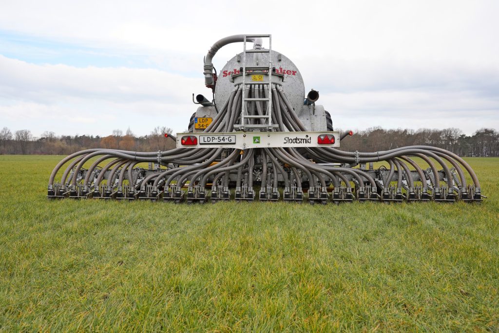 Machinebouwer Slootsmid onderzoekt of het afdekken van de mest met een krijtsuspensie een significante emissiedaling geeft. Een hiervoor aangepaste zodenbemester brengt met een speciale tank en extra leidingen de krijtsuspensie aan boven op de mest in de sleufjes.